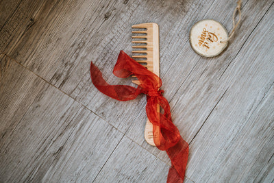 Pettine a denti radi in legno FSC® – Districa, massaggia, coccola