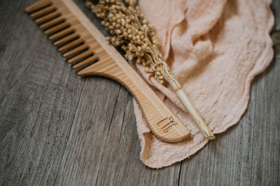 Pettine a denti radi in legno FSC® – Districa, massaggia, coccola